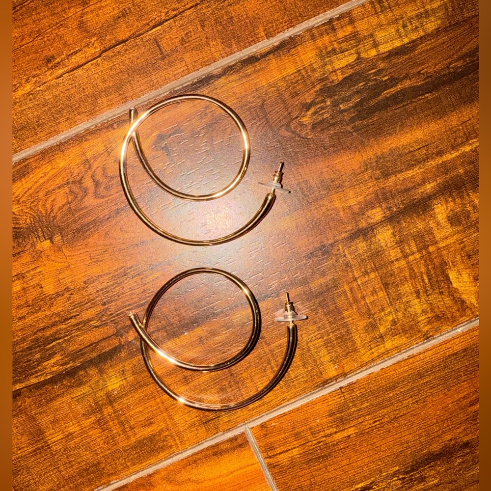 Gold Kendra Scott hoop earrings